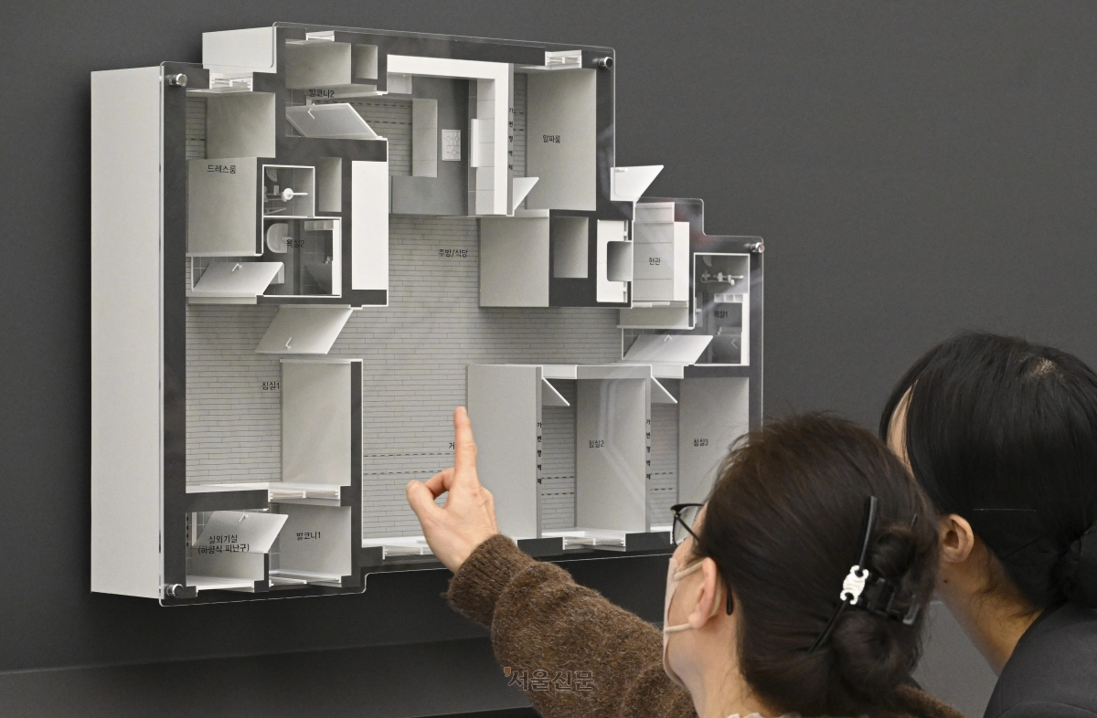경산 상방공원 호반써밋 1단지 74A형 미니어처를 들여다보고 있는 방문객들의 모습. 호반건설 제공·대구 이지훈 기자