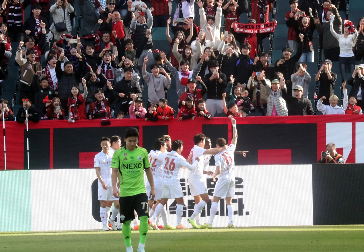 프로축구 K리그1 부천FC 선수들이 1일 전북 전주월드컵경기장에서 열린 2026시즌 개막전에서 전북 현대를 상대로 후반 추가시간 6분 역전 결승골을 넣은 뒤 함께 모여 기뻐하고 있다. 부천은 전북에 3-2로 이겼다. 전주 연합뉴스