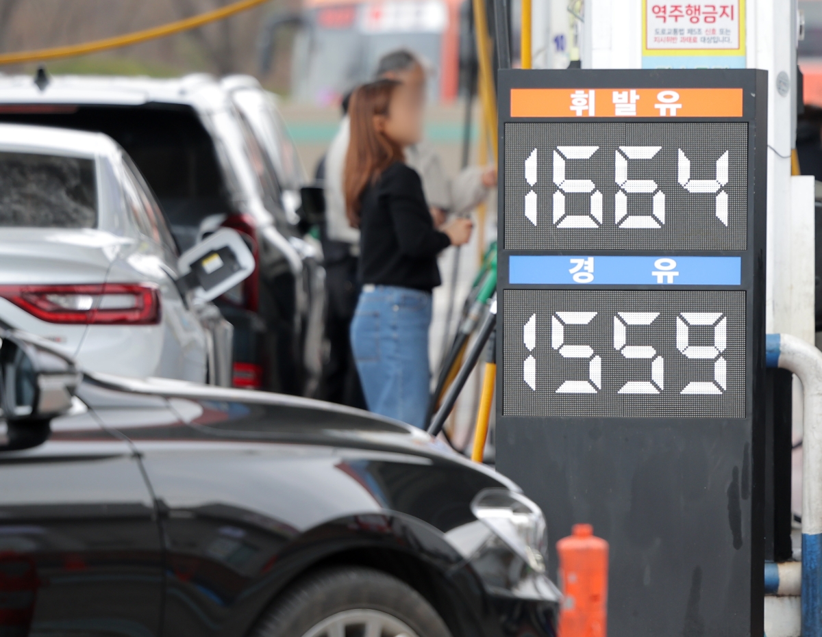 미국과 이스라엘의 이란 공격으로 국제유가가 급등하는 가운데 1일 서울 서초구 만남의광장 주유소에 휘발유와 경유 가격기 표시돼 있다. 2026.3.1  <저작권자(c) 연합뉴스, 무단 전재-재배포, AI 학습 및 활용 금지>
