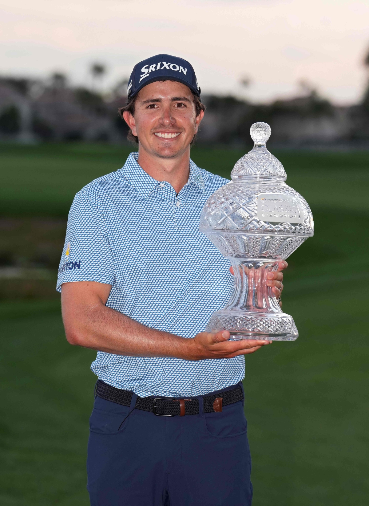 우승 트로피를 들고 기뻐하는 에차바리아.