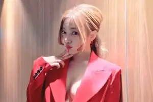 [포토] 이채영, 속옷 없이 재킷만…파격 패션 ‘눈길’