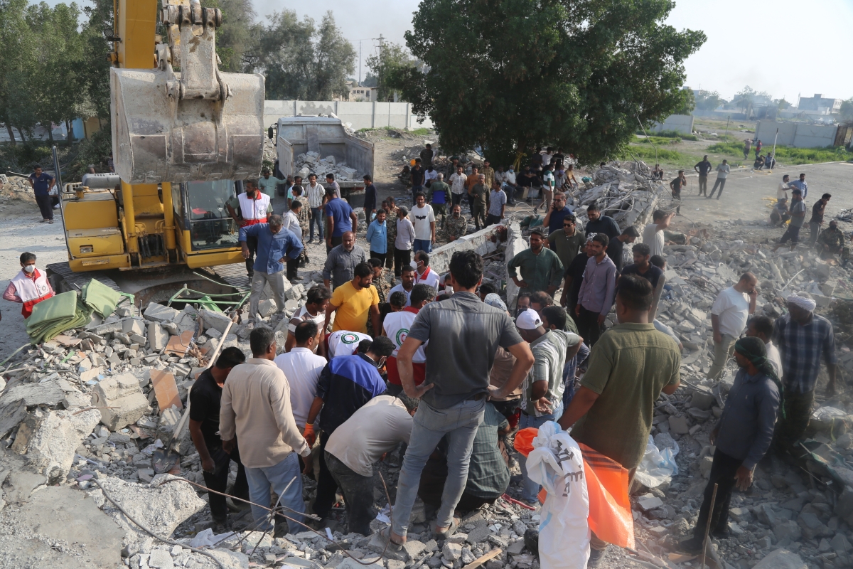 28일(현지시간) 미국과 이스라엘의 대규모 공습으로 초토화된 이란 호르모즈간주 미나브시 샤자레 타이에베 여자초등학교에서 구조대원과 주민들이 수색 작업을 벌이고 있다. 2026.2.28 미나브 신화통신 뉴시스