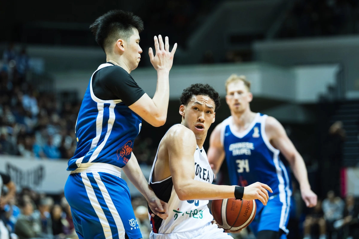 에디 다니엘이 지난달 26일 대만 타이페이에서 열린 2027 국제농구연맹(FIBA) 농구 월드컵 아시아 예선 1라운드 대만과의 경기에서 수비를 뚫고 슛을 시도하고 있다. FIBA 제공