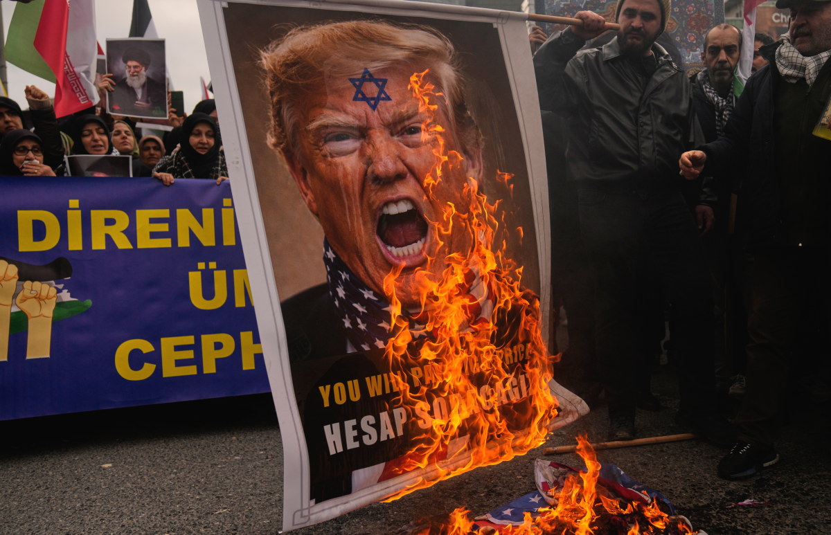 1일(현지시간) 튀르키예 이스탄불에 있는 이스라엘 영사관 앞에서 이란 공습을 규탄하는 시위대가 도널드 트럼프 미국 대통령의 사진과 성조기를 불태우고 있다. 2026.3.1 이스탄불 AP 연합뉴스