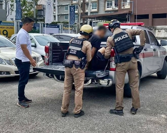 26일(현지시간) 치앙마이뉴스와 카오솟에 따르면 전날 오전 7시쯤 치앙마이주 무앙 치앙마이 지구 파함의 한 마을에서 공터에 불을 지르고 트럭을 훔친 혐의로 40대 한국인 남성이 체포됐다. 2026.2.26 카오솟