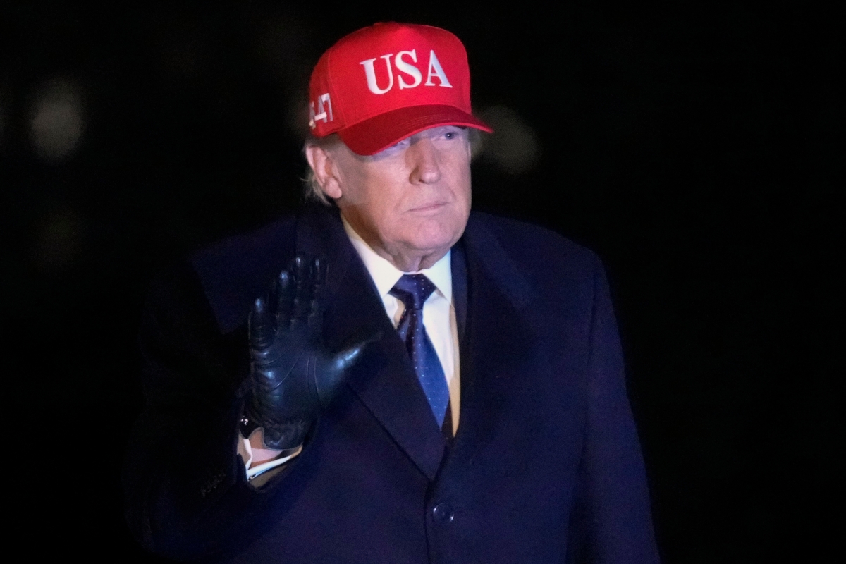 도널드 트럼프 미국 대통령이 1일(현지시간) 워싱턴DC 백악관 남쪽 잔디밭에 헬기 ‘마린 원’에서 내린 후 손을 흔들고 있다. AP 연합뉴스