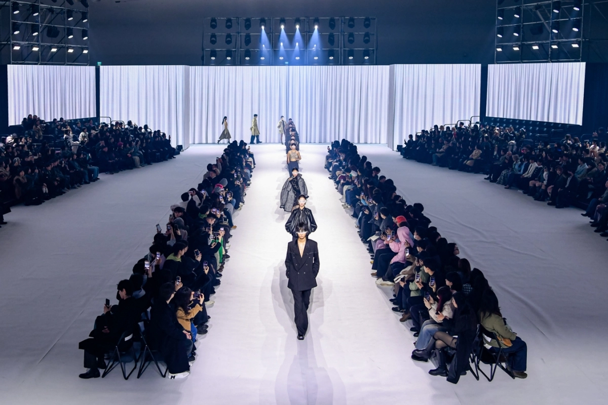 지난 2월 3~8일 동대문대지안플라자에서 열린 ‘2026 F/W 서울패션위크’ 오프닝쇼에서 모델들이 런웨이를 걷고 있다. 서울시 제공