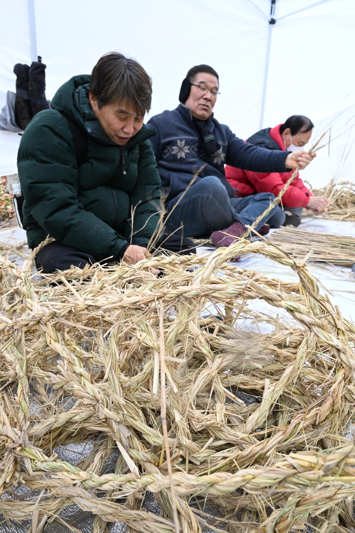 시민들이 2일 서울 노원구 당현천 하류 일대에서 열린 정월대보름 한마당 행사에서 새끼줄 꼬기 체험을 하고 있다. 2026.3.2 도준석 전문기자