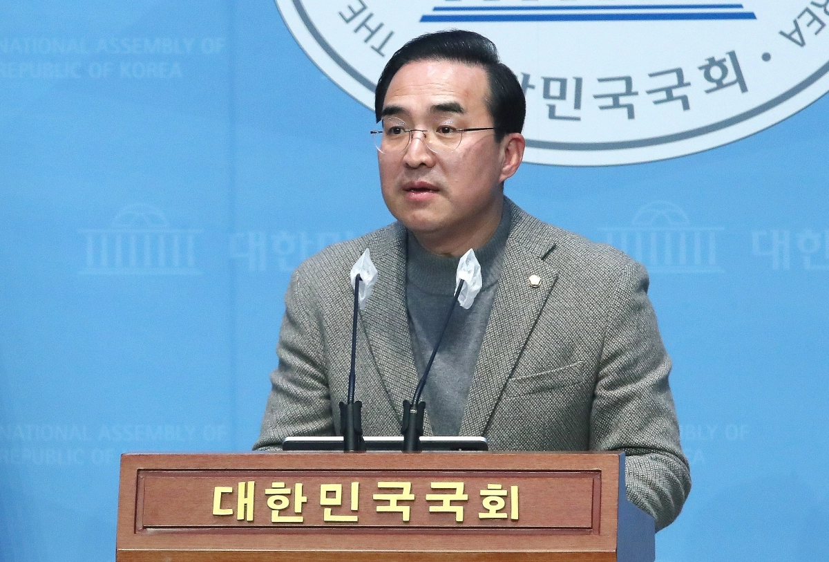 (서울=뉴스1) 임세영 기자 = 박홍근 더불어민주당 민주연합추진단장이 18일 오전 서울 여의도 국회 소통관에서 기자회견을 갖고 비례연합정당에 불참하고 지역구는 연대하겠다는 녹색정의당의 결정에 대한 입장을 밝히고 있다. 2024.2.18/뉴스1