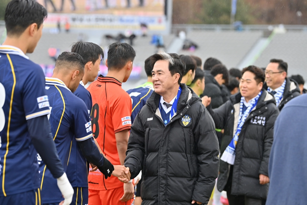 김태흠 충남도지사가 2일 충남아산FC 홈 개막전을 찾아 선수들을 응원하고 있다. 도 제공