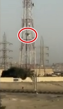 2일(현지시간) 쿠웨이트 수도 쿠웨이트 시티의 미군 기지 인근 상공에서 전투기가 추락하는 모습. 자료 : 소셜미디어