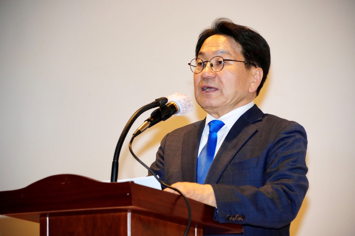 강기정 광주시장이 2일 각화동 시화문화마을 커뮤니티센터에서 열린 ‘각화동도매시장 이전부지 확정 주민설명회’에 참석해 인사말을 하고 있다. 광주광역시 제공