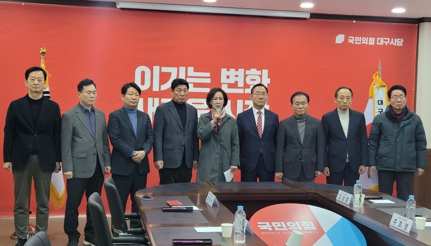 대구 지역 국회의원들이 2일 오후 국민의힘 대구시당에서 대구·경북 행정통합 관련 긴급회의를 가진 뒤 취재진의 질문에 답하고 있다. 2026.3.2. 연합뉴스