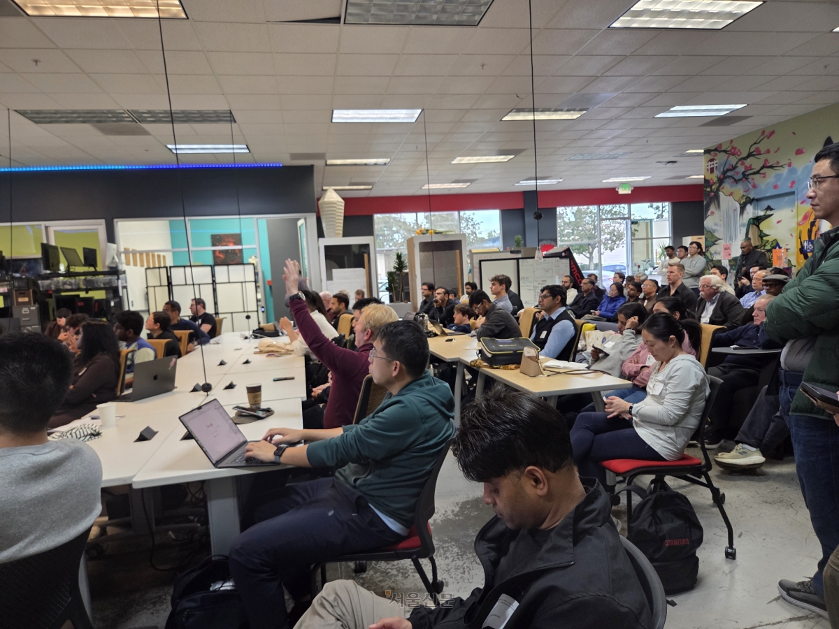 미국 캘리포니아 마운틴뷰에 위치한 실리콘밸리 개발자 커뮤니티인 ‘해커 도조’에서 25일 열린 ‘농업 분야 피지컬 인공지능(AI)’ 강연에서 개발자들이 토론을 진행하고 있다. 샌프란시스코 곽소영 기자