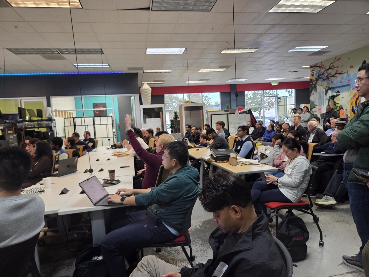 미국 캘리포니아 마운틴뷰에 위치한 실리콘밸리 개발자 커뮤니티인 ‘해커 도조’에서 25일 열린 ‘농업 분야 피지컬 인공지능(AI)’ 강연에서 개발자들이 토론을 진행하고 있다.