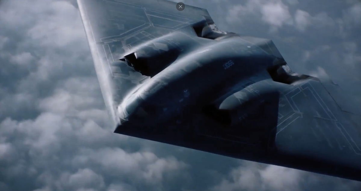 미 중부사령부(CENTCOM)는 1일(현지시간) 전날 이란 공습에 2000파운드(약 907㎏)급 폭탄을 장착한 미군 B-2 스텔스 폭격기가 동원돼 이란의 탄도미사일 시설을 타격했다고 밝혔다. 미군의 최첨단 전략 자산인 B-2 폭격기는 레이더에 잡히지 않는 스텔스 기능을 갖춰 ‘침묵의 암살자’로 불린다. 사진은 CENTCOM이 엑스(X) 계정에 올린 영상을 캡처한 것으로, 폭격기가 출격해 비행하는 모습. CENTCOM 엑스 캡처