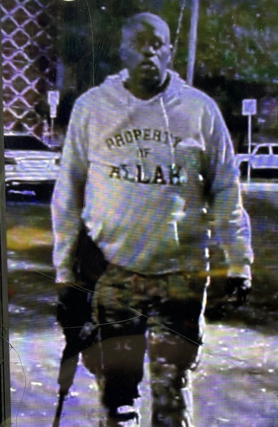 1일(현지시간) 미국 텍사스주 오스틴의 한 주점을 향해 총기를 난사한 용의자가 ‘알라의 소유물’이라고 적힌 상의를 입고 있다. 엑스(X) 캡처