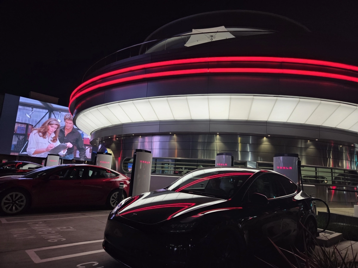 지난달 21일 미국 로스앤젤레스에 위치한 전기차 충전소 겸 휴게소 ‘테슬라 다이너’ 안의 전기차들이 충전기에 연결돼 있다.