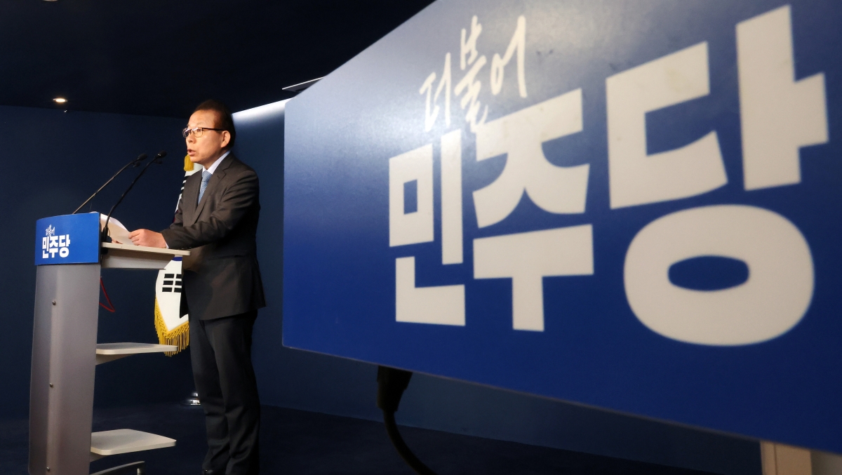 김이수 더불어민주당 중앙당 공천관리위원장이 2일 서울 여의도 중앙당사에서 서울과 경기, 울산 등 지역 경선 후보 명단과 함께 경선 계획에 대해 발표하고 있다. 연합뉴스