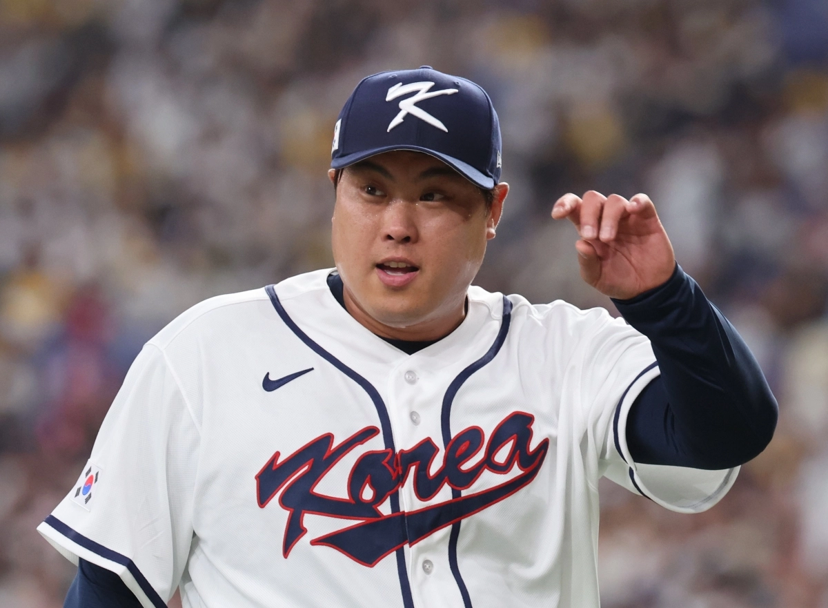 류현진이 2일 일본 오사카 교세라돔에서 열린 대한민국 야구 대표팀과 일본 프로야구 한신 타이거스의 경기에서 6회와 7회를 연속 무실점으로 마치고 더그아웃으로 향하며 미소 짓고 있다. 2026.3.2 오사카 연합뉴스