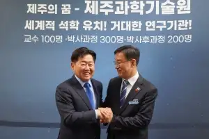 ‘아름다운 악수’… 위성곤 의원 출판기념회 찾아 손 내민 오영훈 제주지사