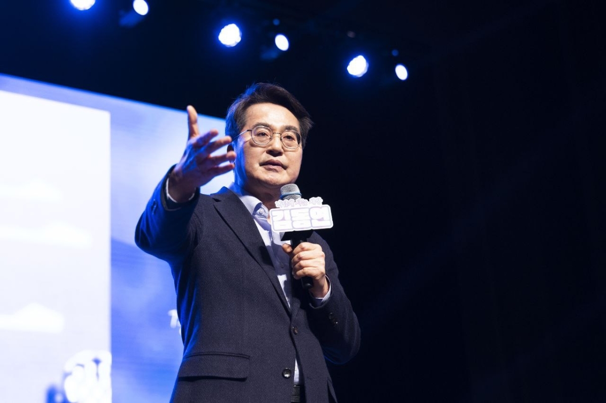 김동연 경기도지사가 2일 오후 경기아트센터 대극장에서 열린 <나답게 사는 세상,-김동연의 경기도 비전> 출판기념회에서 인사말을 하고 있다. (더봄출판사 제공)