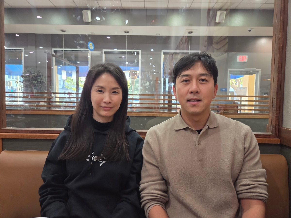 미국 캘리포니아주 기반의 한인 개발자와 창업가, 예술가 커뮤니티인 ‘소캘 K그룹’의 제니퍼 조(왼쪽)·송치율 공동회장이 21일(현지시간) 인터뷰를 진행하고 있다. LA 곽소영 기자