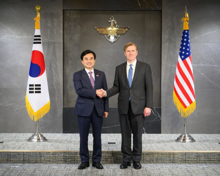 안규백 국방부 장관이 26일 서울 용산구 국방부를 방문한 엘브리지 콜비 미 전쟁부 정책차관을 만나 악수를 나누고 있다. 2026.01.26 국방부 제공