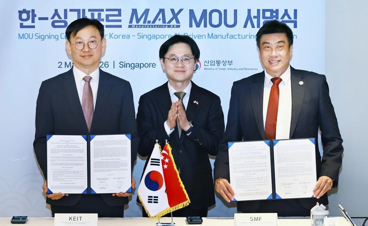 한국 산업기술평가관리원과 싱가포르 제조연합회(SMF)는 김정관(가운데) 산업통상부 장관이 임석한 자리에서 ‘한-싱가포르 M.AX(제조업 인공지능 전환) 협력 MOU’를 체결하고 제조 AI 분야에서 정보 교류, 인력양성, 공동 연구개발(R＆D) 발굴 등 협력을 확대해 나가기로 했다. 산업통상부 제공