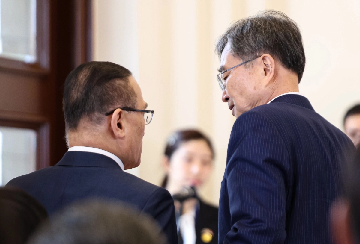 대화하는 위성락 실장과 조현 외교부 장관
