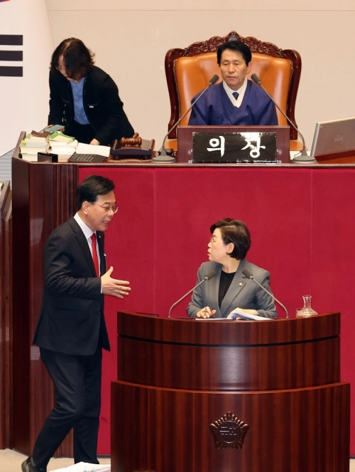 송언석(아래 왼쪽) 원내대표가 1일 국회 본회의장에서 국민투표법 전부개정법률안(대안)에 대한 필리버스터를 하고 있던 김정재 의원의 토론 중단을 요청하기 위해 단상으로 향하고 있다. 송 원내대표는 앞서 더불어민주당에 대구·경북 행정통합 특별법 처리 협조를 요구하며 필리버스터를 전면 중단하겠다고 밝혔다. 연합뉴스