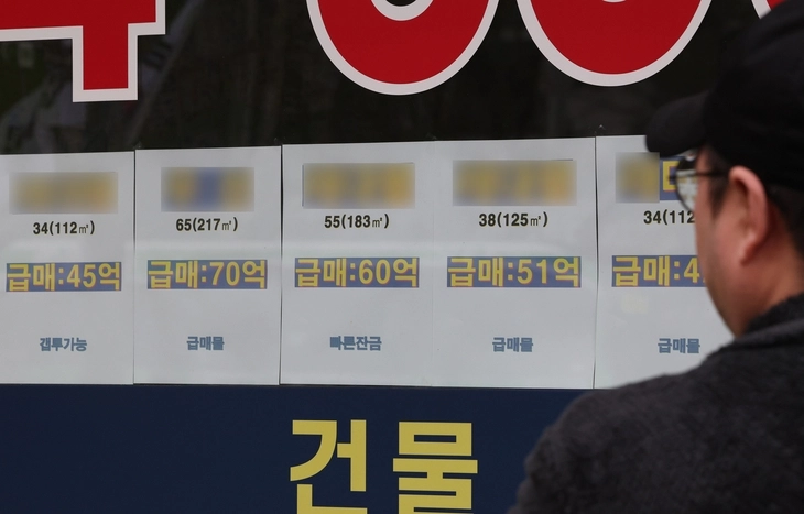 정부가 다주택자 규제 강화 등 주택시장 안정 관련 메시지를 꾸준히 내면서 급매물이 나오고 있다. 사진은 지난 1일 서울 강남구의 한 부동산 중개업소.