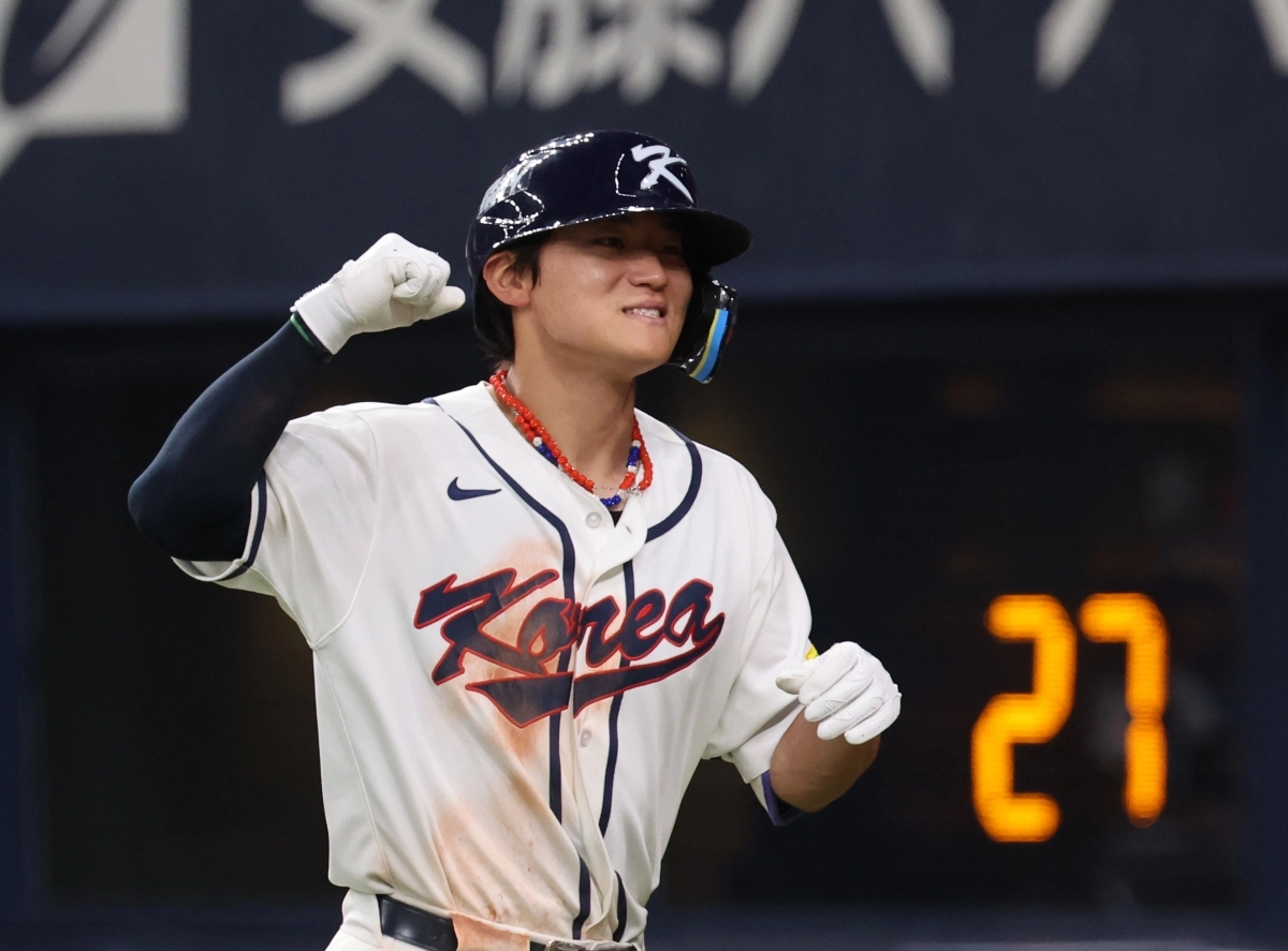 김도영이 2일 일본 오사카 교세라돔에서 열린 대한민국 야구 대표팀과 일본 프로야구 한신 타이거스의 경기에서 5회초 3-3을 만드는 동점 솔로포를 때린 뒤 주먹을 쥐어 보이고 있다. 2026.3.2 연합뉴스