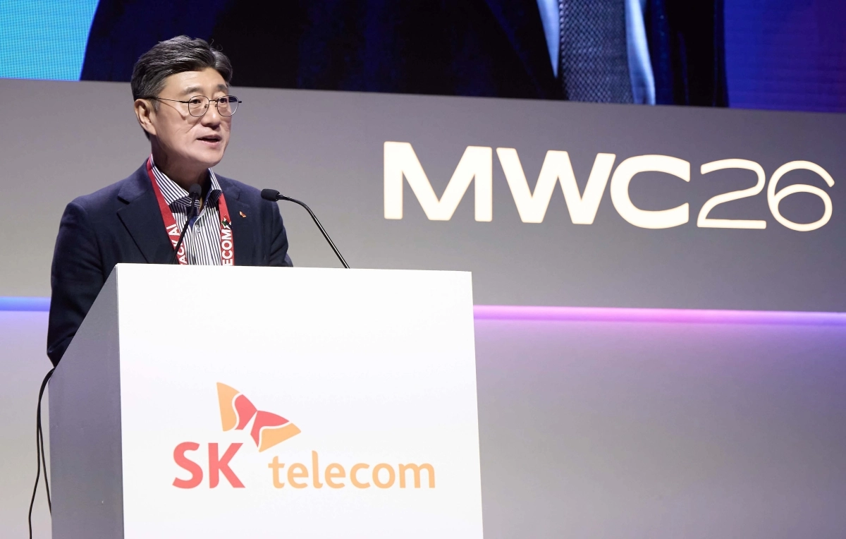 정재헌 SK텔레콤 CEO가 2일(현지시간) 스페인 바르셀로나 MWC26에서 부대행사로 열린 AI DC 관련 컨퍼런스에서 기조 연설을 하고 있다. SK텔레콤 제공