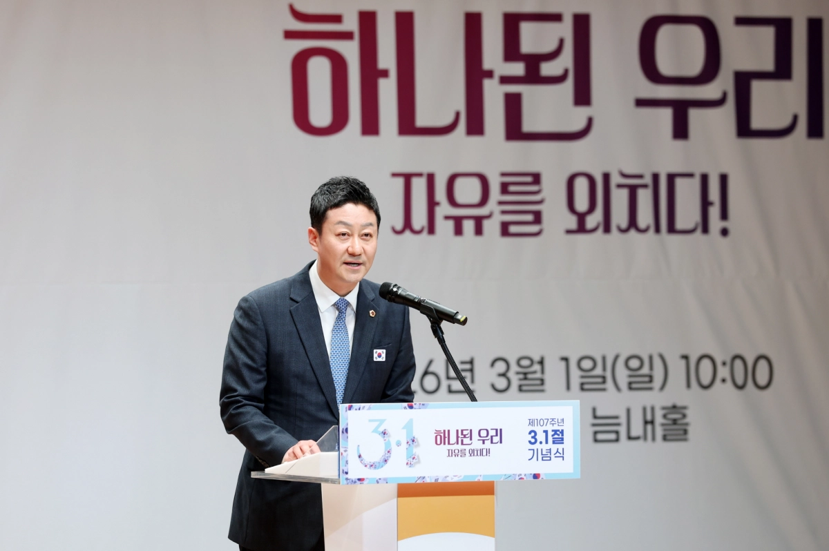 김진경 의장이 1일 시흥시청 늠내홀에서 열린 ‘제107주년 3·1절 기념식’에서  참석해 기념사를 하고 있다.(사진=경기도의회)
