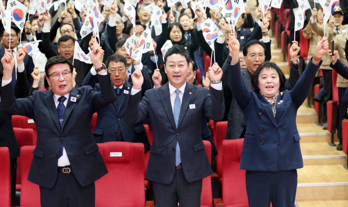 ‘제107주년 3·1절 기념식’에서 김진경 의장이 참석자들과 함께 태극기를 흔들며 만세삼창을 하고 있다.(사진=경기도의회)