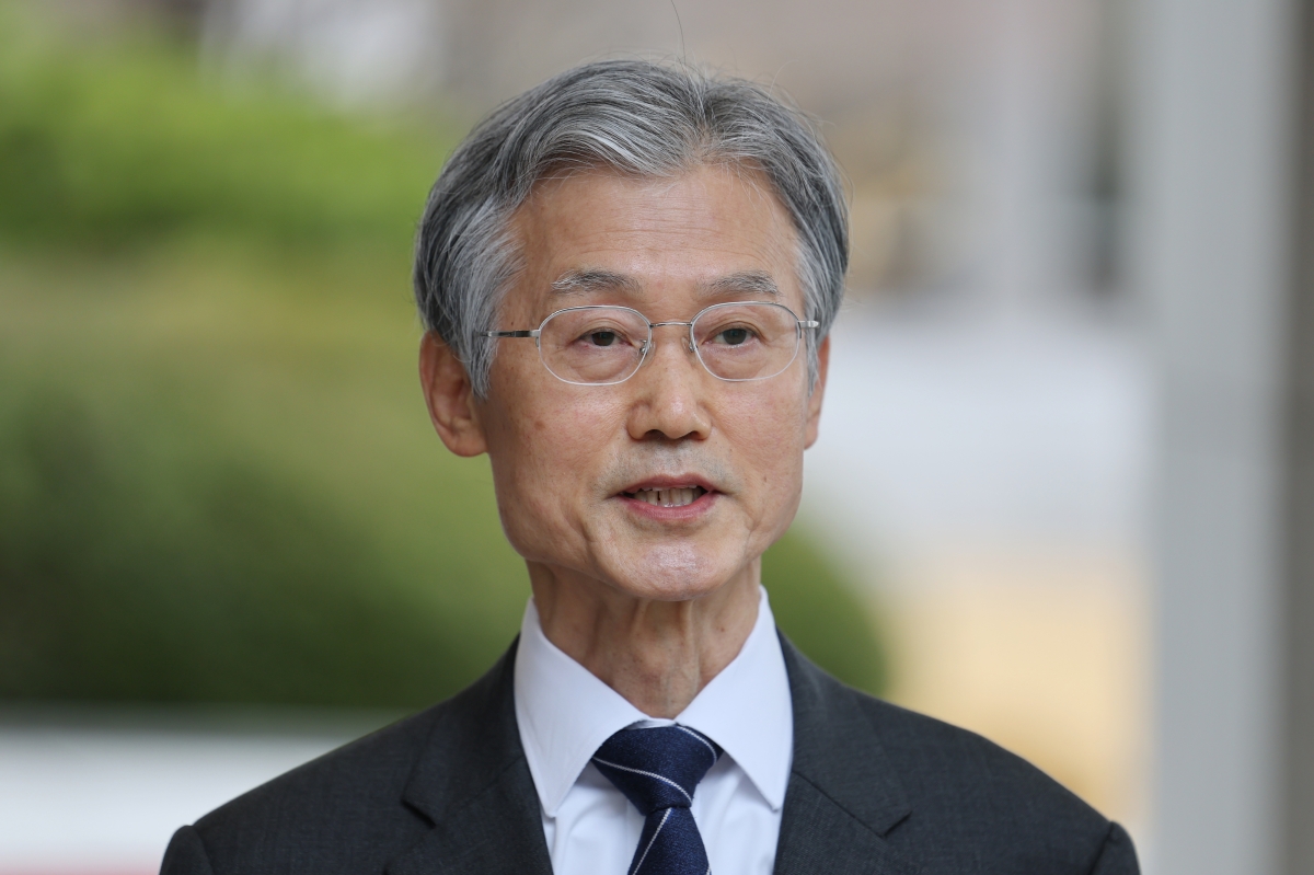 조희대 대법원장이 3일 서울 서초구 대법원으로 출근하며 취재진 질문에 답하고 있다. 2026.3.3