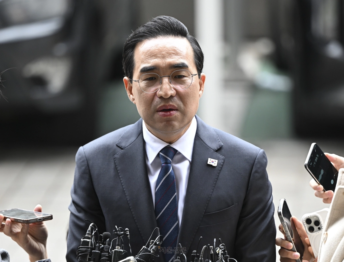 초대 기획예산처 장관 후보자로 지명된 박홍근 더불어민주당 의원이 3일 서울 중구 예금보험공사에 마련된 인사청문회 준비 사무실로 출근하며 취재진들의 질문에 답변하고 있다. 2026.3.3 이지훈 기자