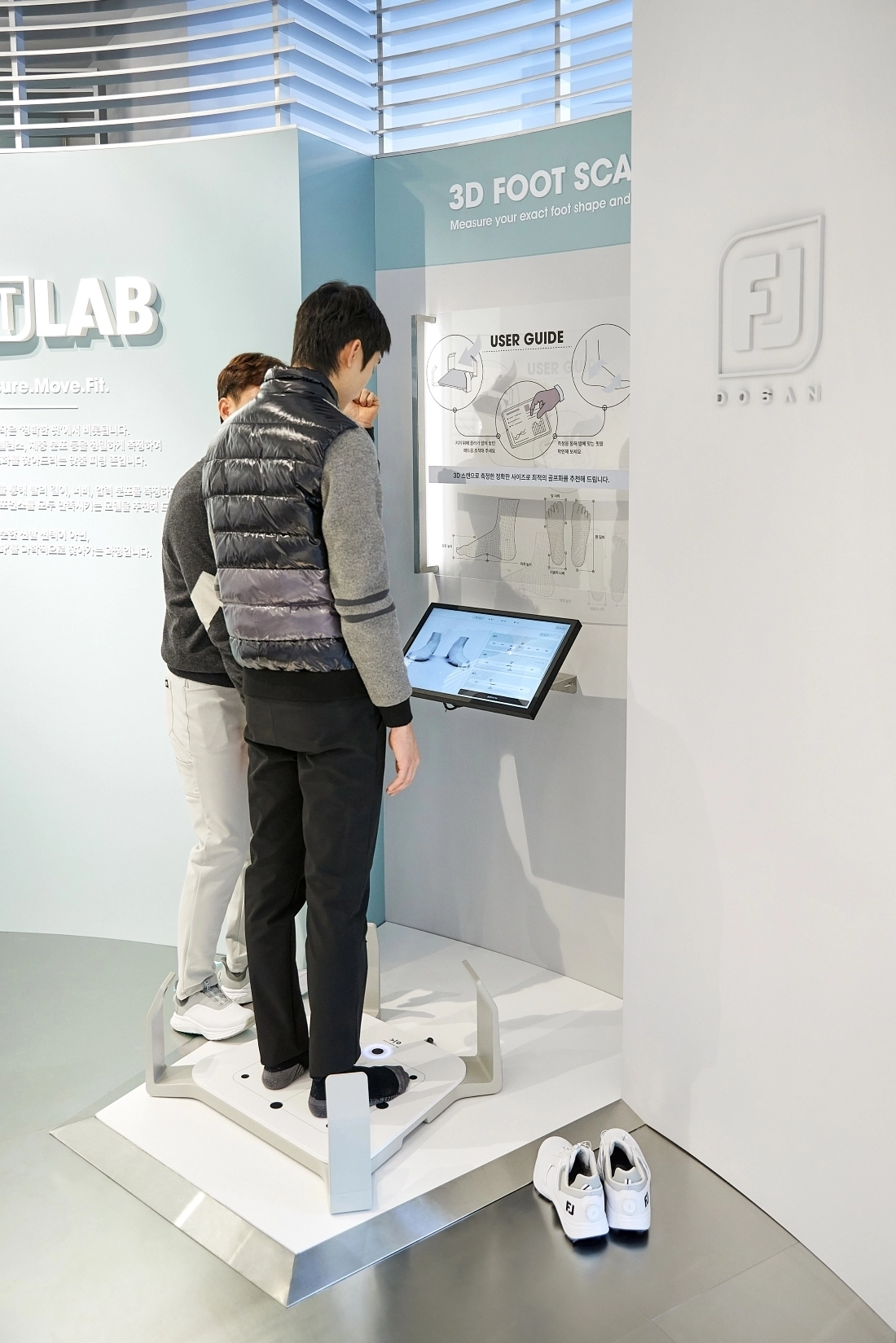 FJ 골프화 피팅 시스템 ‘핏랩(‘FitLAB)’ 발 데이터 측정 모습. FJ 제공.