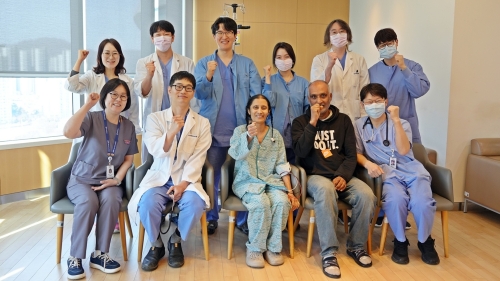 의정부을지대병원 심장혈관흉부외과 의료진과 이주노동자 가족들이 퇴원을 앞두고 기념사진을 찍고 있다. (앞줄 왼쪽 두 번째부터) 이준 교수, 환자 A씨와 배우자, 유양기 교수.