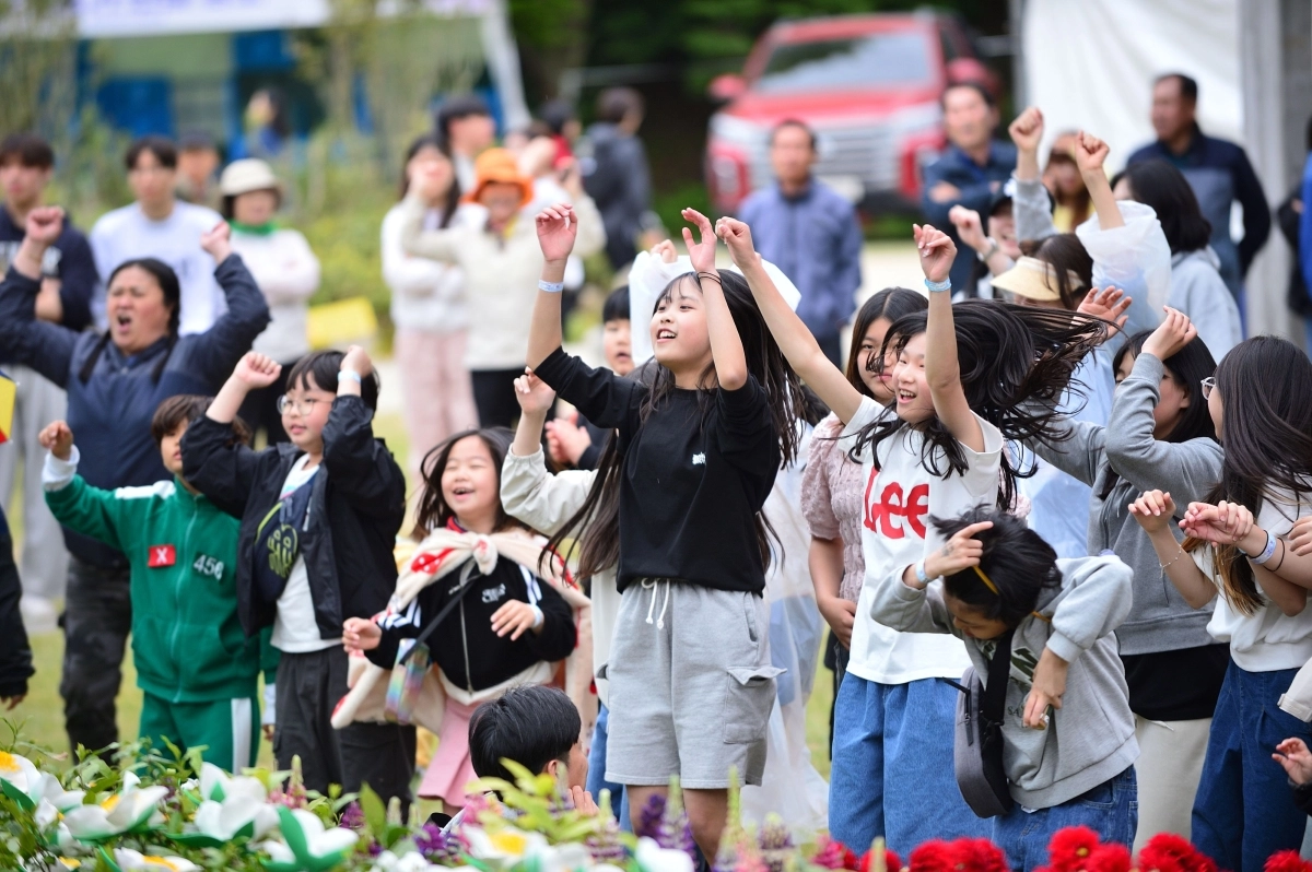 어린이날 행사를 즐기고 있는 아이들