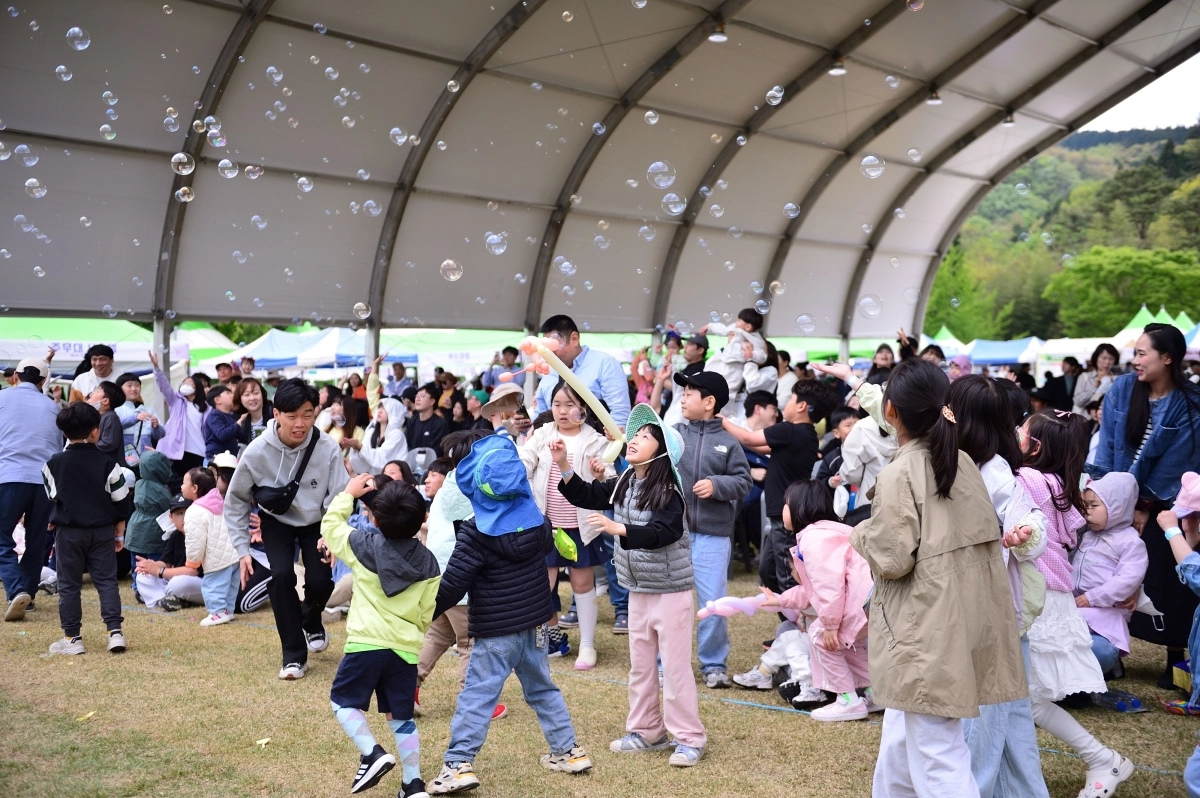 어린이날 행사를 즐기고 있는 아이들