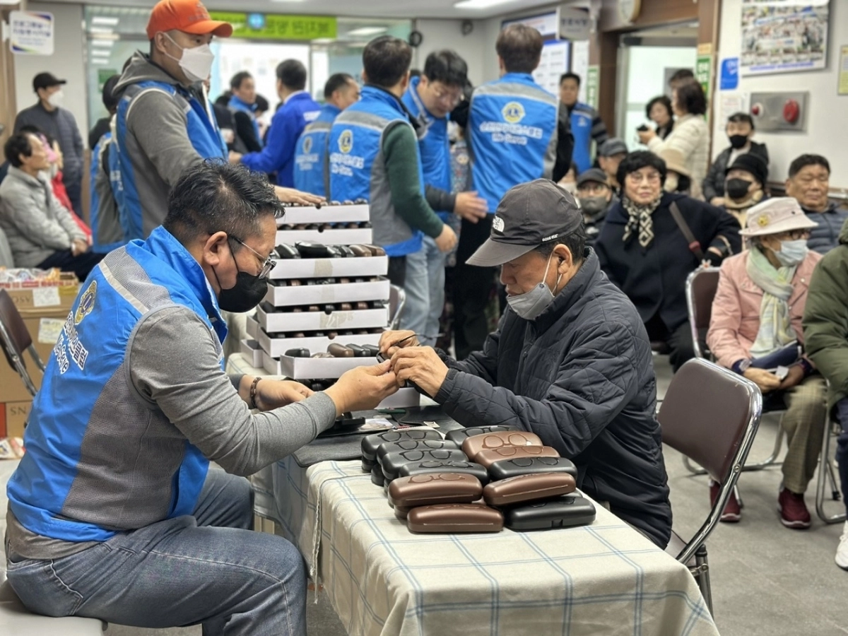 순천만라이온스클럽이 왕조1동 어르신 800여명을 대상으로 맞춤형 돋보기 나눔 행사를 가졌다.