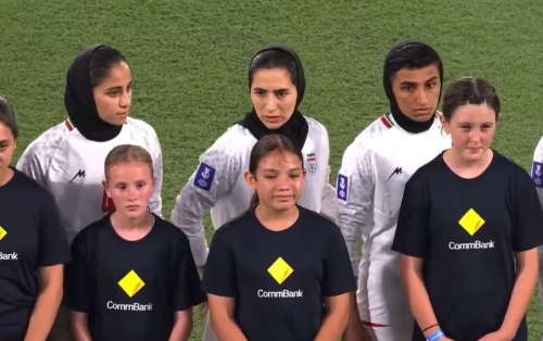2일(현지시간) 호주 골드코스트 스타디움에서 열린 2026 아시아축구연맹(AFC) 여자 아시안컵 조별리그 A조 1차전에서 대한민국과 맞붙은 이란 대표팀 선수들이 경기 시작 전 국가가 연주되자 따라부르지 않고 침묵을 지키고 있다. 자료 : 소셜미디어