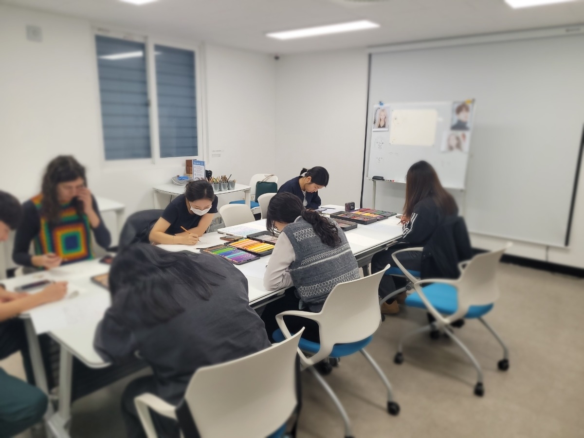 제주도는 청년정책 정보 플랫폼 ‘청년이어드림플랫폼’을 ‘제주청년플랫폼’으로 전면 개편해 새롭게 선보인다. 사진은 제주청년센터 프로그램에 참여하는 청년들의 모습. 제주청년센터 제공