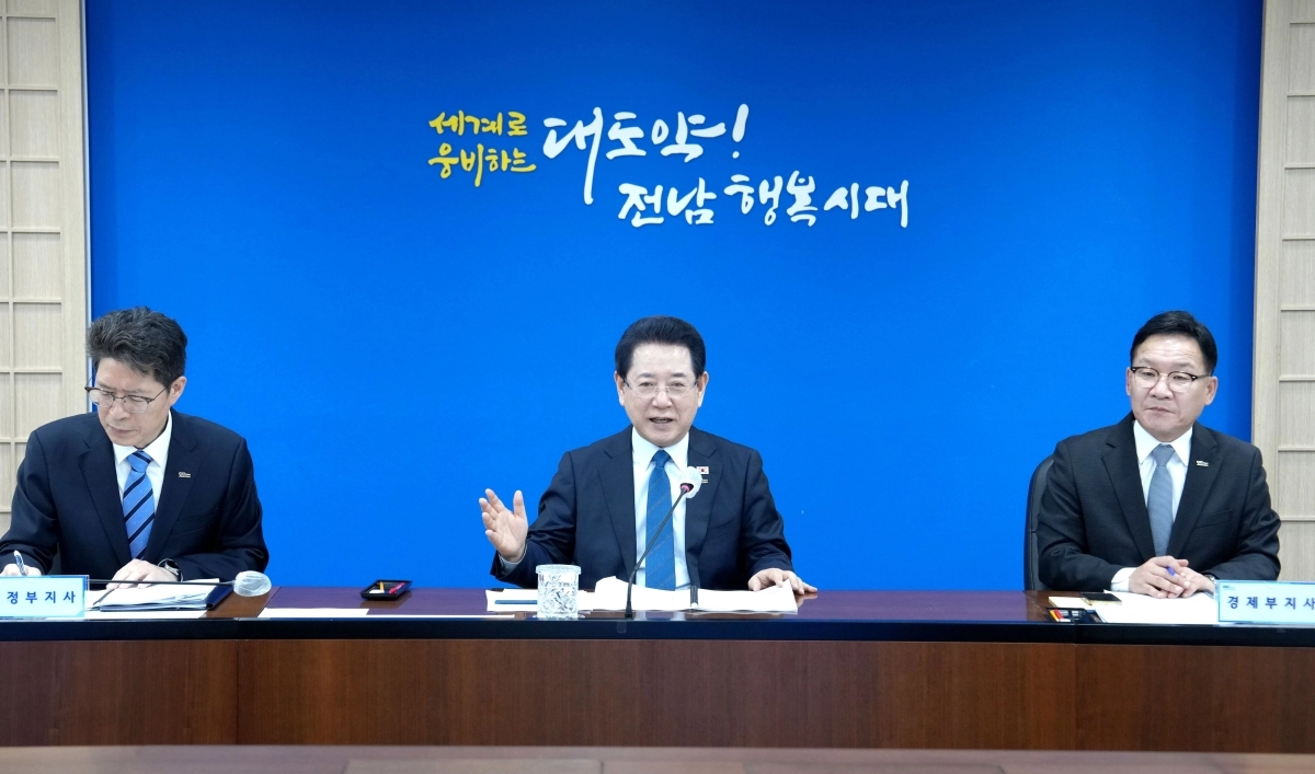 김영록 전남지사가 3일 도청 서재필실에서 실국장 정책회의를 주재하고 있다.