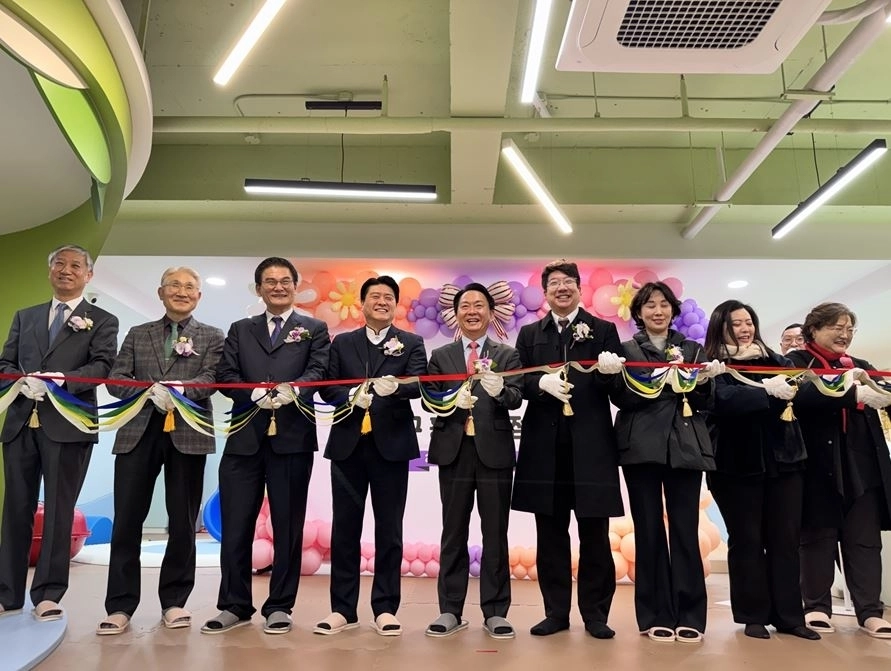 이성헌 서대문구청장, 강민하 서대문구의원, 홍광교회 주임목사 및 장로들과 함께 개관 컷팅하는 문성호 서울시의원(우측에서 네 번째)