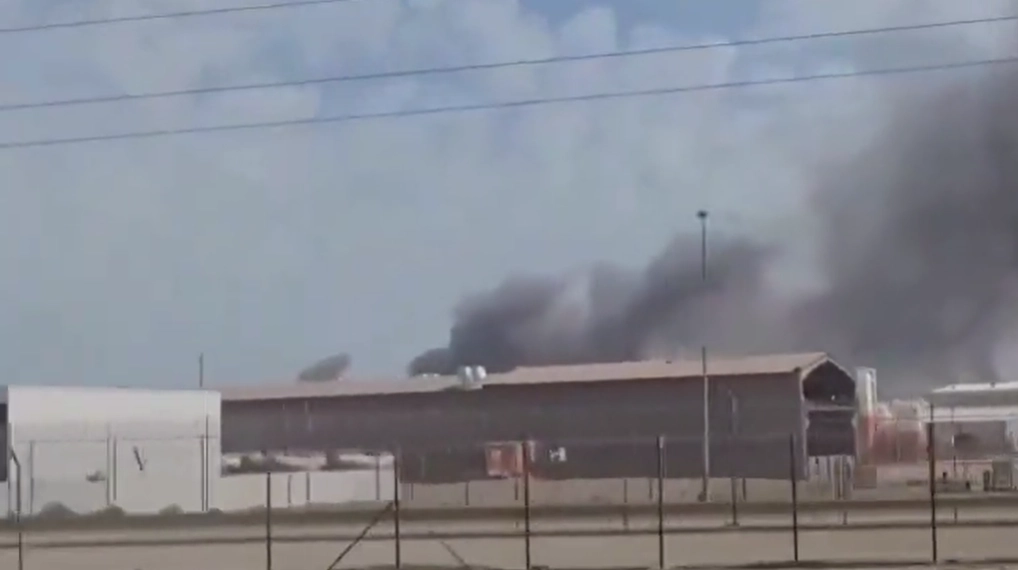 지난 1일 이란의 공격으로 쿠웨이트 슈아이바 항에 있는 미군 임시 작전센터에서 연기가 피어오르고 있다. 소셜미디어 캡처