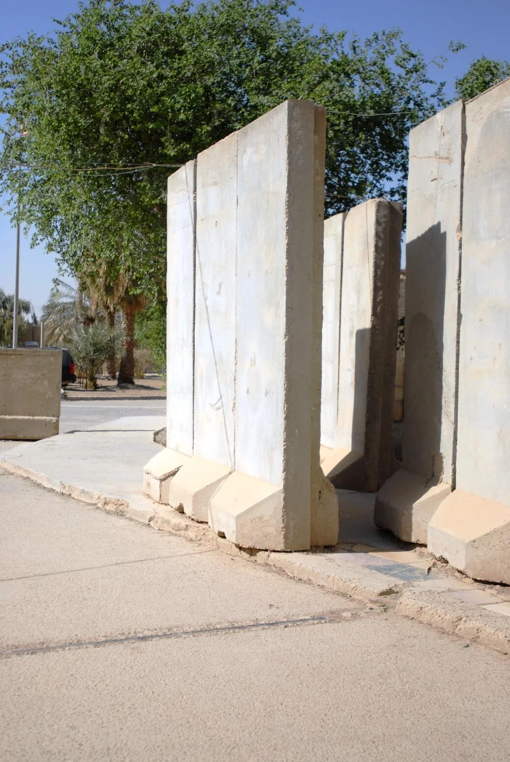이라크 리버티 캠프의 다국적 사단 사령부 본부 외부에 설치된 T자형 방호벽. 이란 드론에 공격당한 쿠웨이트 미군 기지에도 비슷한 시설이 설치됐다. 출처: 미 육군 홈페이지