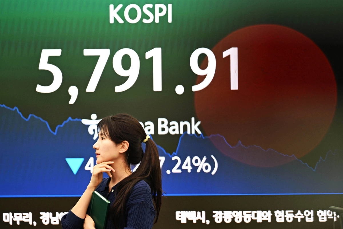 미국과 이란의 전쟁으로 지정학적 불안감이 지속되고 있는 3일 서울 중구 하나은행 딜링룸 현황판에 코스피 지수 등이 표시되고 있다. 2026.3.3 홍윤기 기자